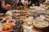 외식업계, 연말 특수와 법적 규제로 뜨겁다